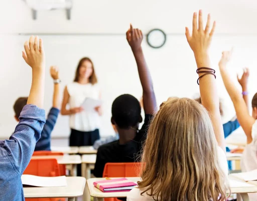 Ragazzi a lezione a scuola